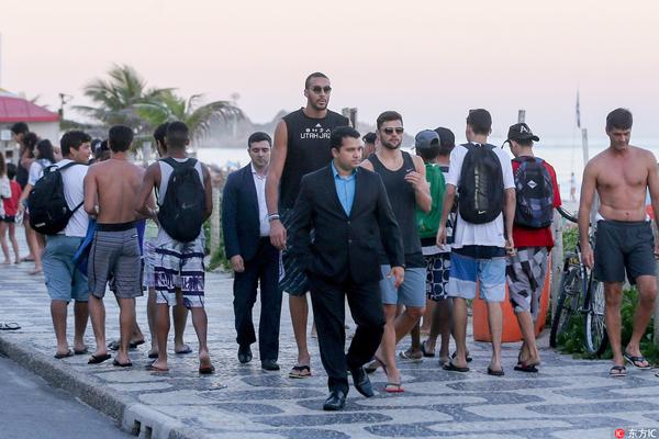 官方：奥斯梅恩左腿筋中度拉伤，欧冠3战6球射手将缺席（官方：欧冠3战轰6球的奥斯梅恩左腿腘绳肌中度受伤，将缺阵）