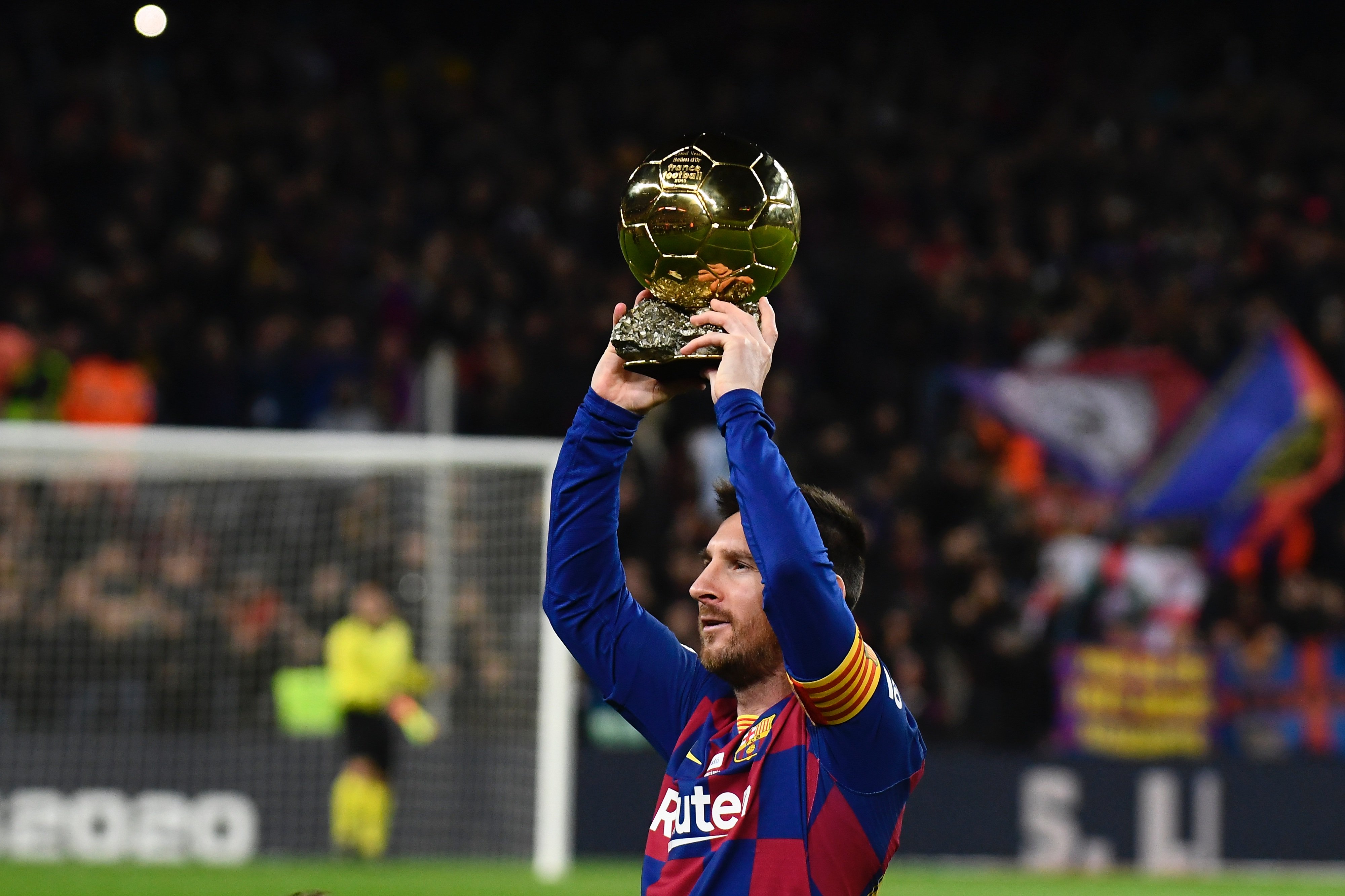 斯基拉：B席接近本赛季结束后自由身离队，多支球队已联系他（斯基拉：B席或将在赛季末以自由身离队，已有多家俱乐部接洽）