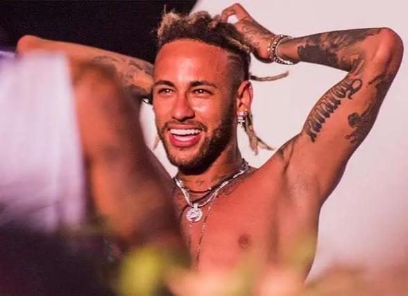 巴萨球迷再次在诺坎普比赛第10分钟集体高喊梅西的名字！