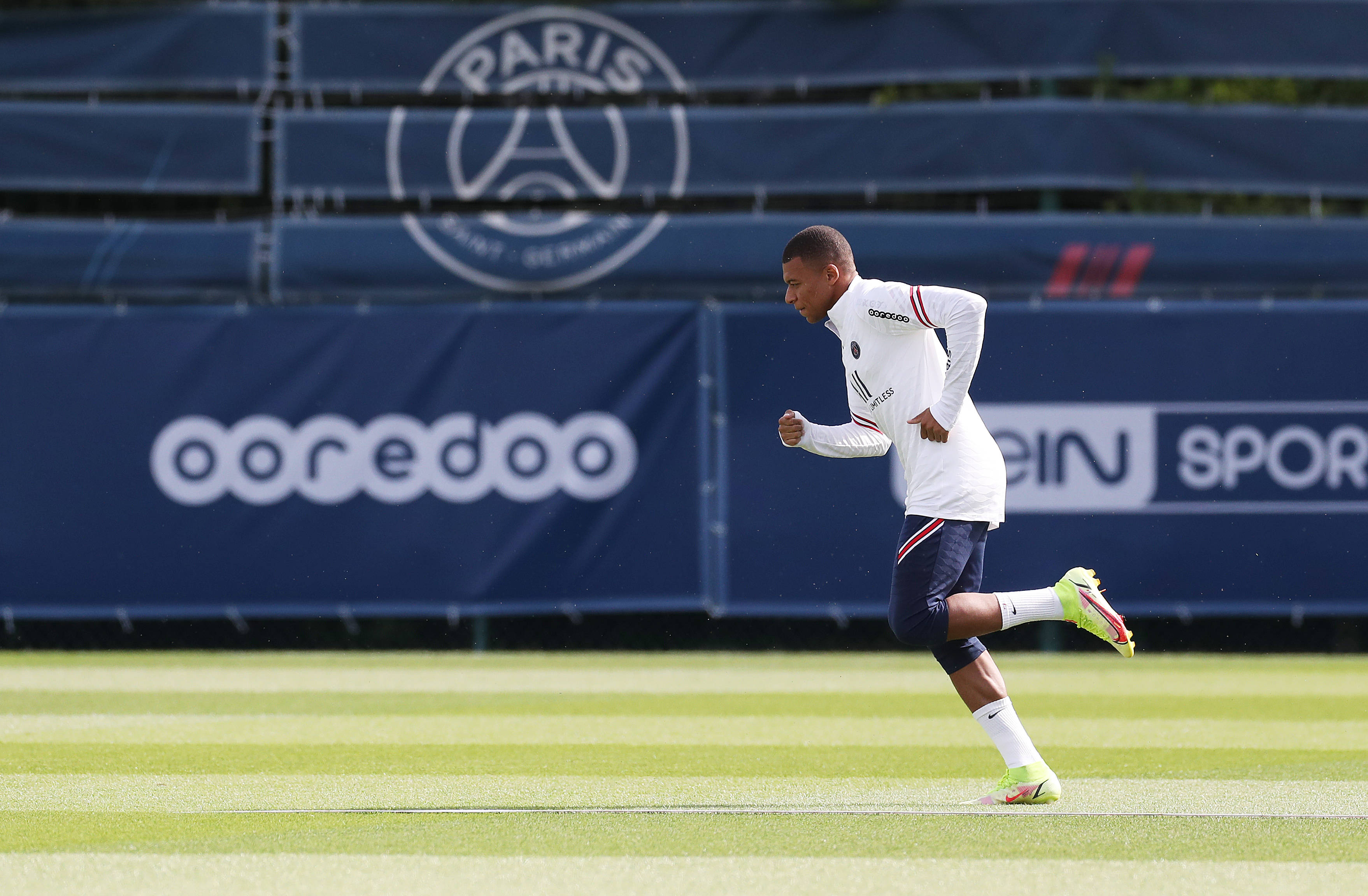 曼联英超14轮1-1战平西汉姆联，近5轮仅胜1场，阿莫林执教遇质疑，防守问题突出。（英超第14轮曼联1-1西汉姆，近五轮仅一胜，阿莫林执教受质疑，防线隐患凸显）