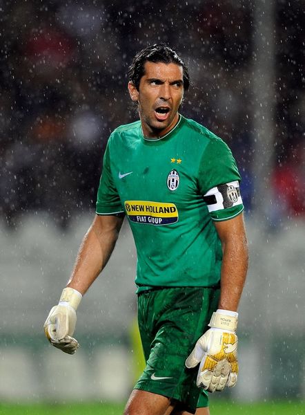 记者：奥斯卡身边人认为他没法继续踢球了，他在体能测试时突感不适