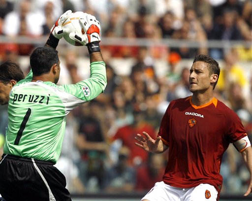 巴甲福塔莱萨门将在4名队友提醒下未注意身后对手，开球时遭抢断丢球