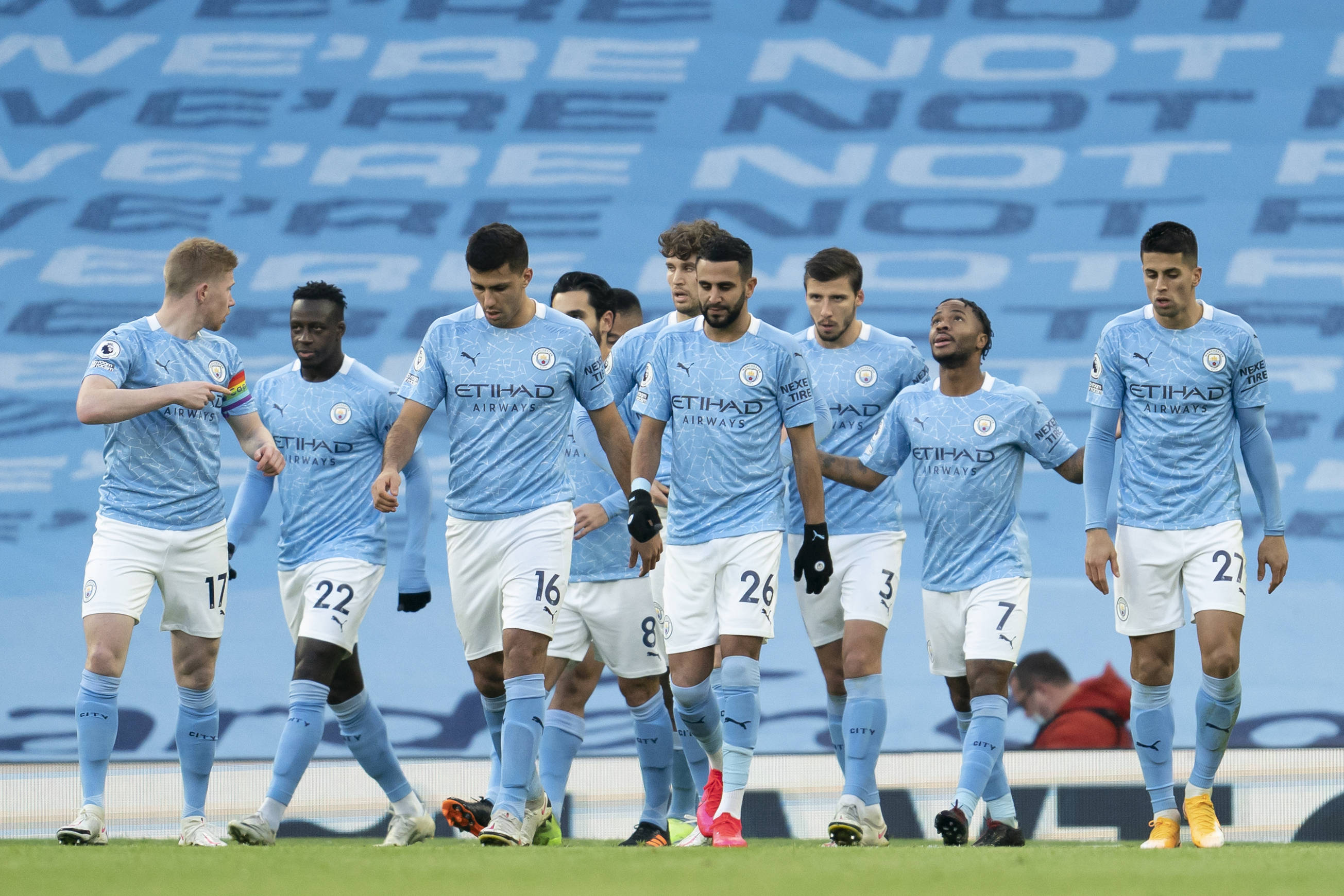 一场2-0让西甲争冠格局大乱，大黑马豪取6连胜，只落后皇马1分（2-0爆冷搅乱西甲夺冠版图，黑马六连胜距皇马仅差1分）