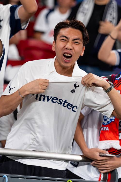 上海足协祝贺海港三连冠：上海足球史上已留下你们浓重的一笔（上海足协向海港致贺三连冠：你们已在上海足球史写下浓墨重彩的一页）